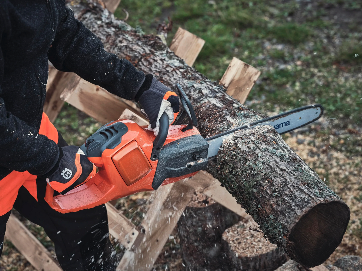 Tronçonneuse à batterie Husqvarna 240i pack avec batterie BLi30 + chargeur 40-C80