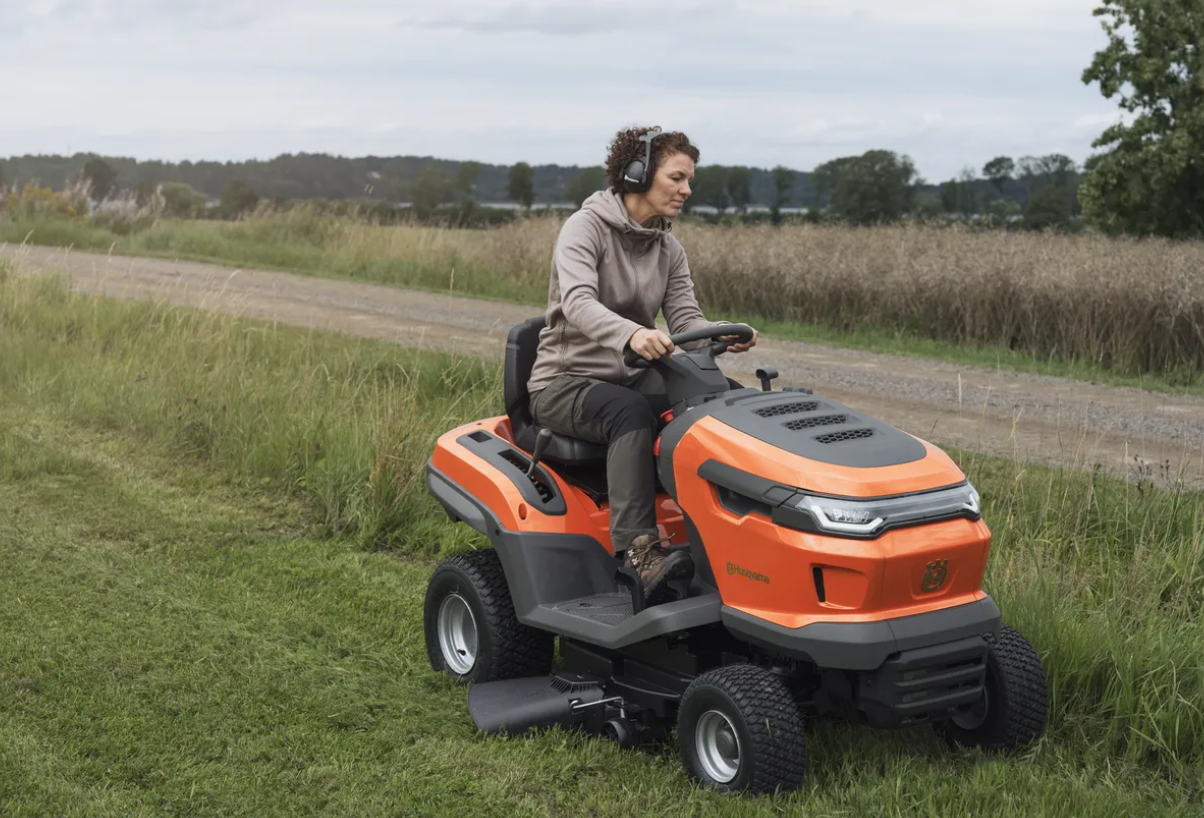 Tracteur tondeuse Husqvarna TS215T - éjection latérale - coupe 95cm - 586cm3