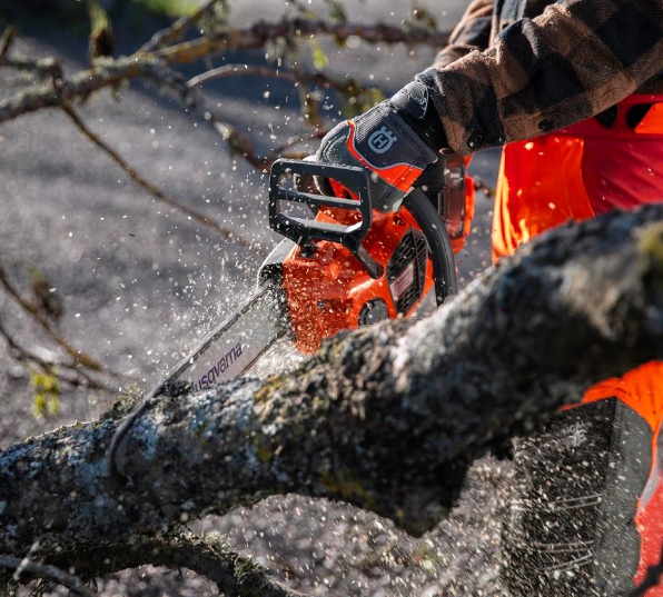 Tronçonneuse à batterie Husqvarna 435i pack avec batterie BLi30 + chargeur 40-C80 + 2ème batterie BLi30 offerte