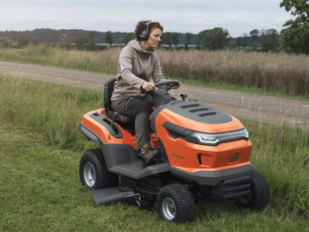 Tracteur tondeuse Husqvarna TS215T - éjection latérale - coupe 95cm - 586cm3