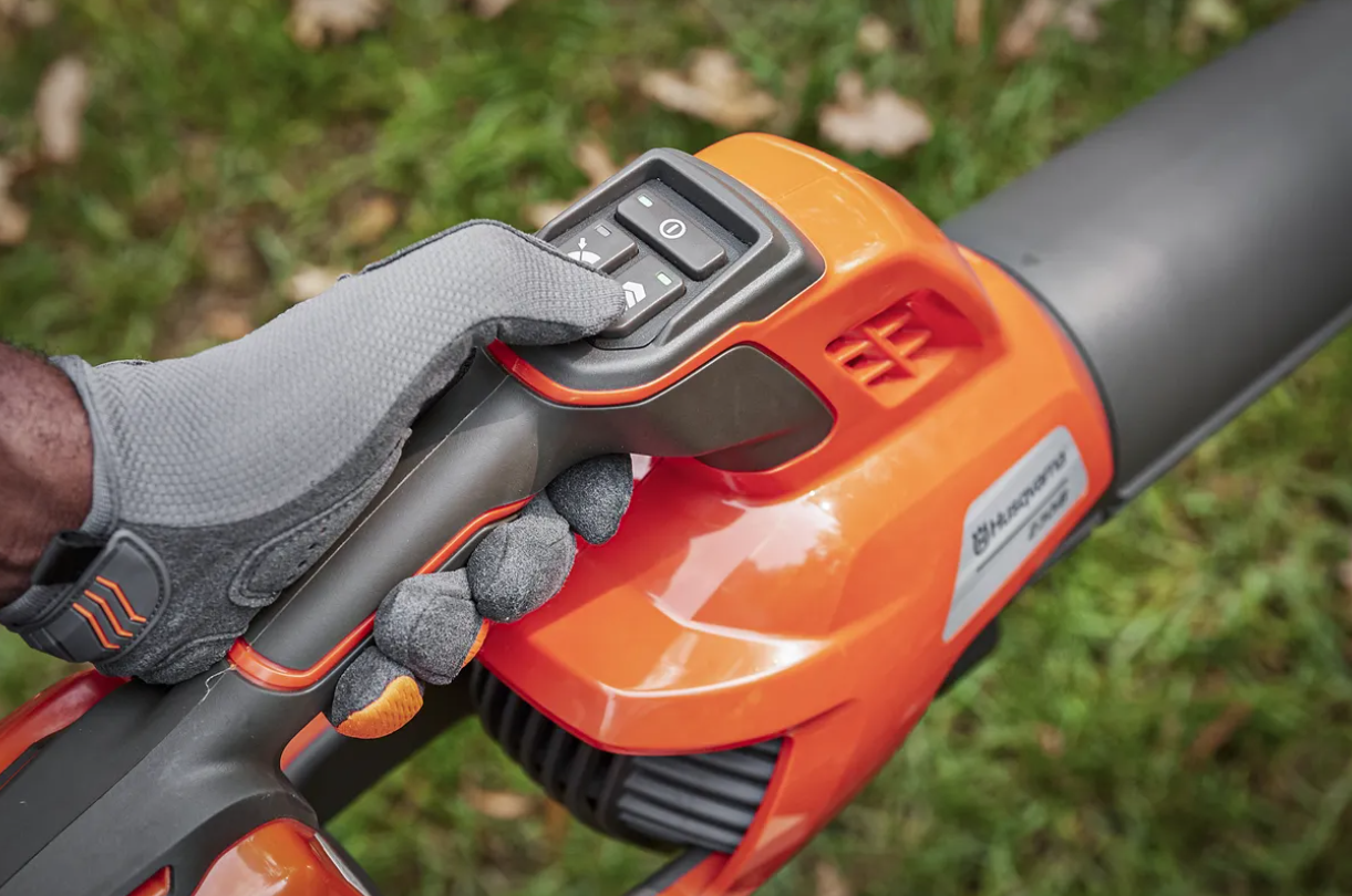 Souffleur à batterie Husqvarna 230iB pack avec batterie BLi20 + chargeur QC80