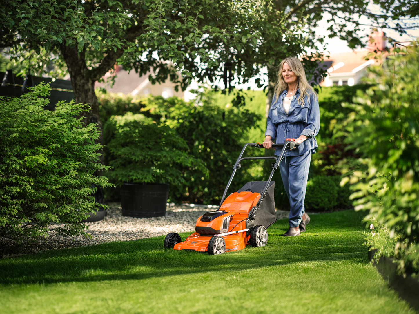 Tondeuse à batterie Husqvarna LC142is pack avec batterie BLi20 + chargeur QC80