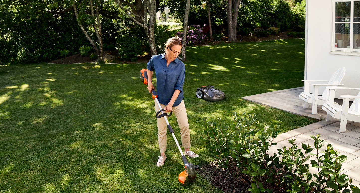 Coupe bordure à batterie Husqvarna 110iL FLXi pack avec batterie BLi10 + chargeur QC80