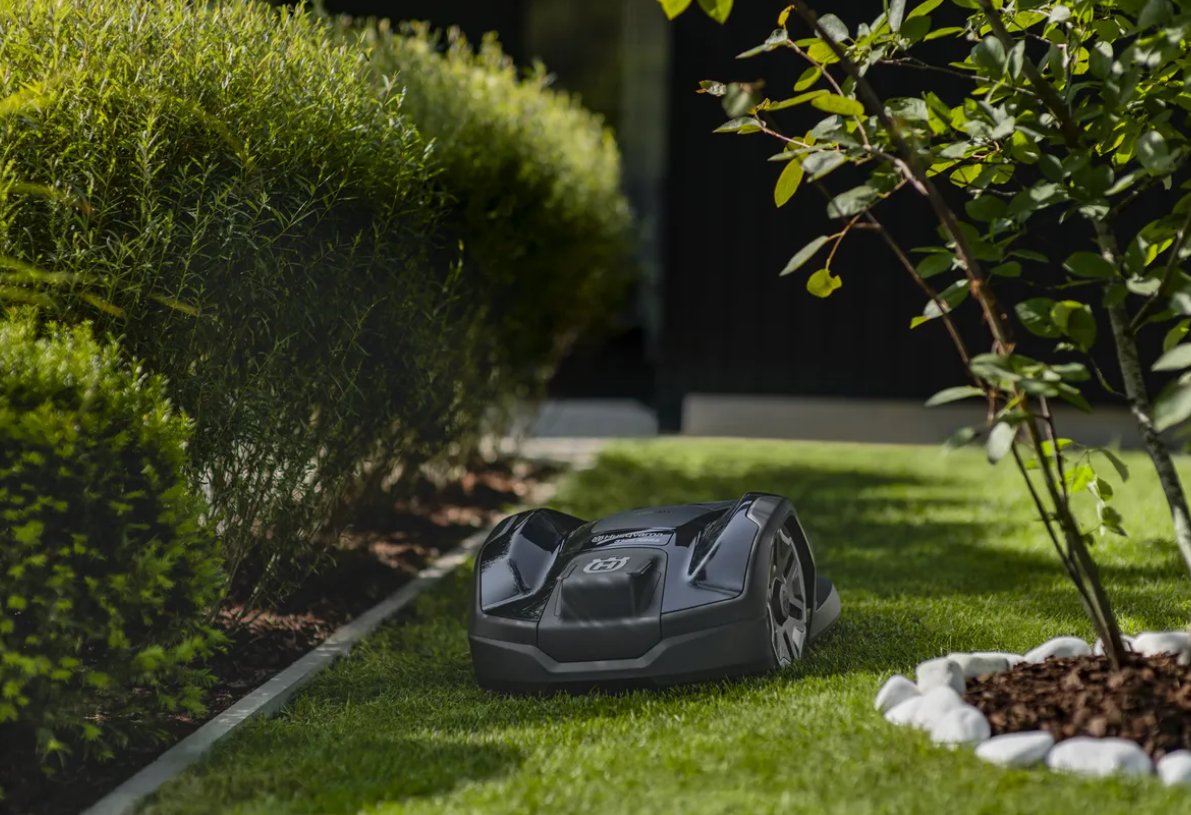 Robot tondeuse Husqvarna Automower 305E NERA - Surface max 600m2 - Pente max 30% (17°)