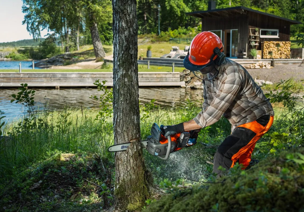 Tronçonneuse à batterie Husqvarna 242i pack avec batterie 40-B140 + chargeur 40-C80