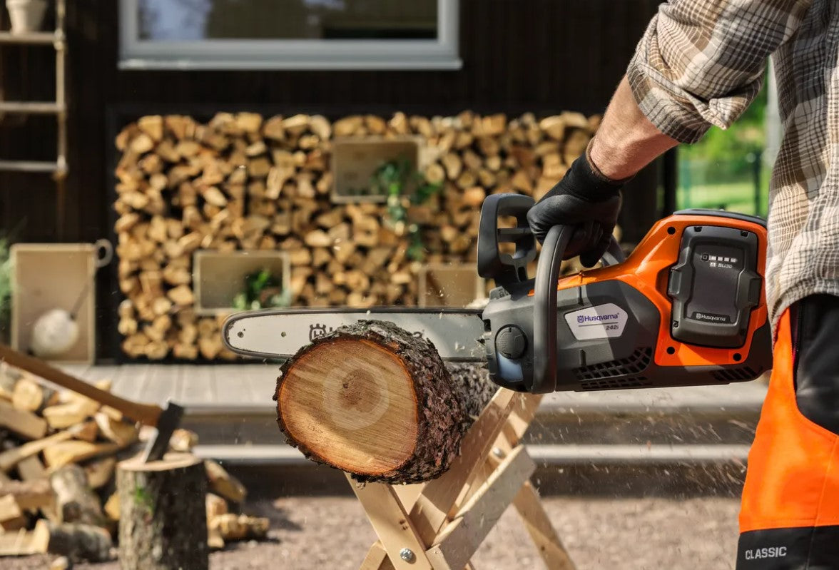 Tronçonneuse à batterie Husqvarna 242i pack avec batterie 40-B140 + chargeur 40-C80