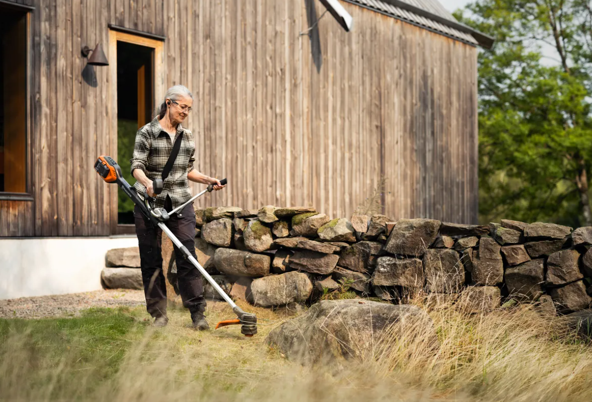 Coupe bordure à batterie Husqvarna 220iR pack avec batterie 40-B140 + chargeur 40-C80